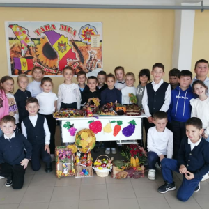TOAMNA – zâna belșugului și regina culorilor, a inspirat elevii claselor primare la confectionarea lucrărilor din materiale naturale
