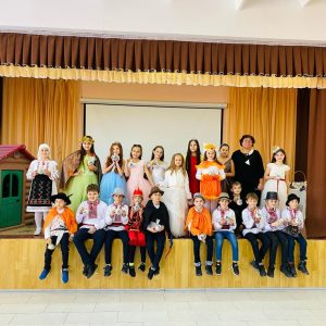 Elevii clasei IV-B au îndemnat colegii să citească poveștile culese de Petre ISPIRESCU
