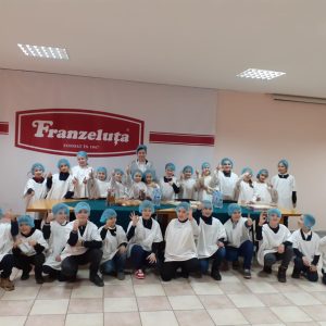Elevii clasei a III-a „B” au petrecut o zi de neuitat la fabrica “Franzeluța”