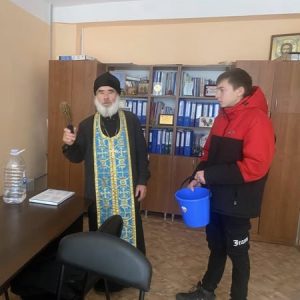 Preotul Cebotari Tudor a stropit cu apă sfințită sălile de clasă, birourile profesorilor și spațiile comune
