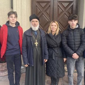 Activitate de voluntariat a elevilor clasei a IX-B la lăcașul sfânt