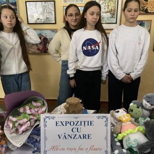 Elevii Liceului Teoretic Țipala au organizat o frumoasă expoziție cu vânzare, cu genericul „Alb cu roșu fac o floare”