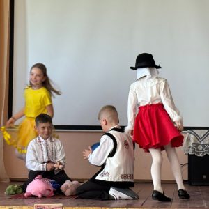 Vacanța se apropie cu pași repezi, însă membrii cercului dramatic „Cortina de argint” au mai zăbovit la o frumoasă oră de poveste